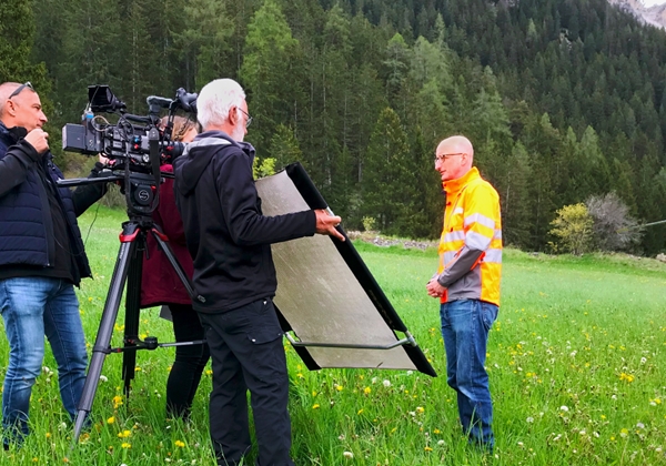 Stefan Schneider im Sommer in Brienz vor Medienvertretern