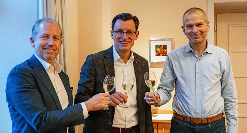 Reto Troxler (Henauer Gugler), Thomas Wetter (HL-Technik) und Thomas Erb (CSD INGENIEURE) stossen auf den Anlass an.