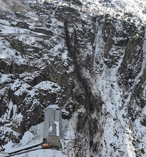 Schoellenen Sturzbahnen Schnee